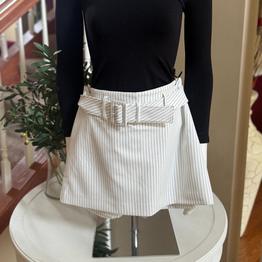 EXPRESS Size 8 White Pinstripe Skort